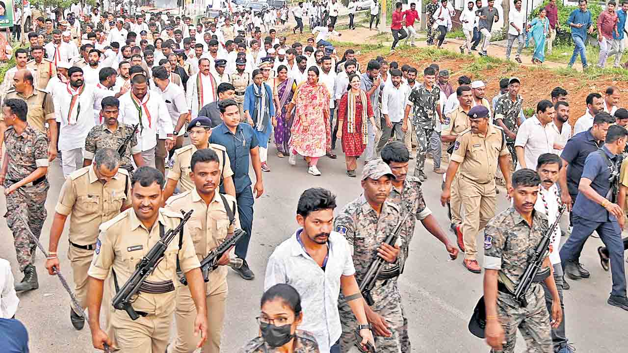 రేవంత్‌కు మీనాక్షి ఝలక్‌!.. పాదయాత్రలో ముఖ్యమంత్రి పేరు ప్రస్తావించని ఢిల్లీ దూత