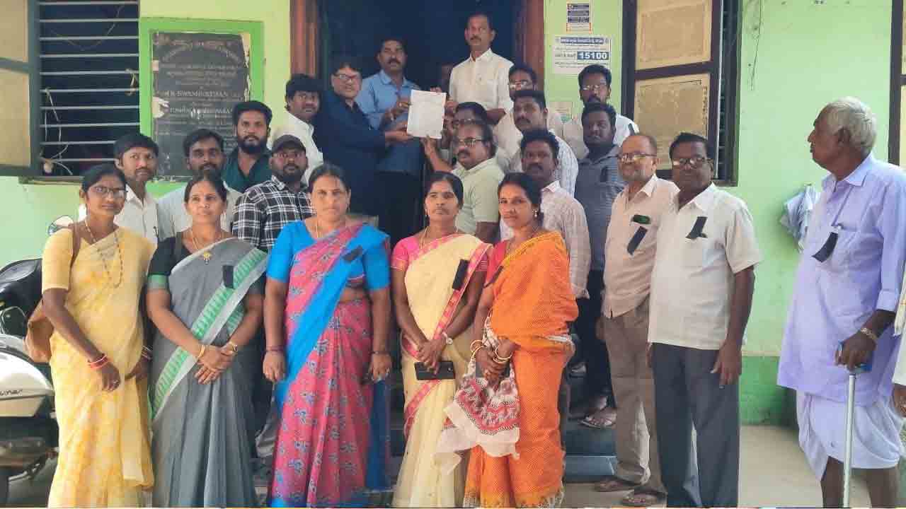 కమీషన్ విడుదల కోసం రేషన్డీలర్ల తిరుగుబావుటా