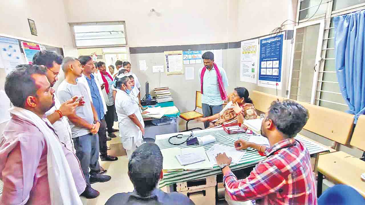 డీజిల్‌ లేదు.. ప్రైవేట్‌ అంబులెన్స్‌లో తీసుకెళ్లండి