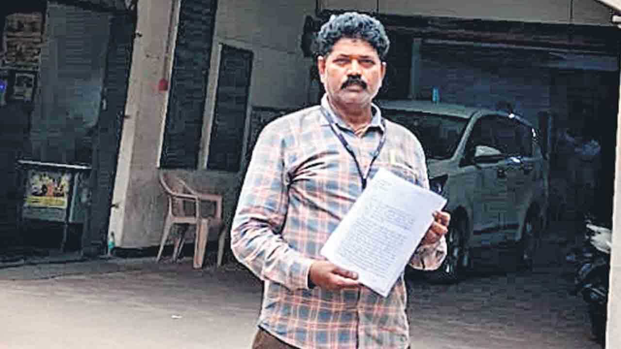 రెవెన్యూ అధికారులు అవినీతికి పాల్పడుతున్నరు..