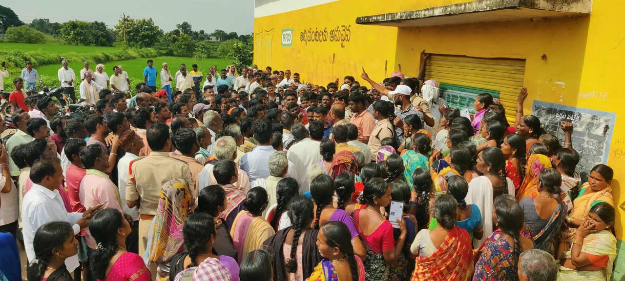 యూరియా కోసం రాజన్న సిరిసిల్ల జిల్లా గంభీరావుపేట మండలం కొత్తపల్లి సింగిల్‌ విండో గోదాం వద్దకు భారీగా చేరుకున్న రైతులు 