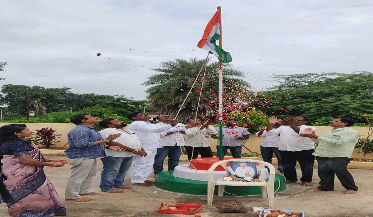 Independence Day | ఓదెలలో స్వతంత్ర దినోత్సవ వేడుకలు.. జెండా ఎగురేసిన అధికారులు