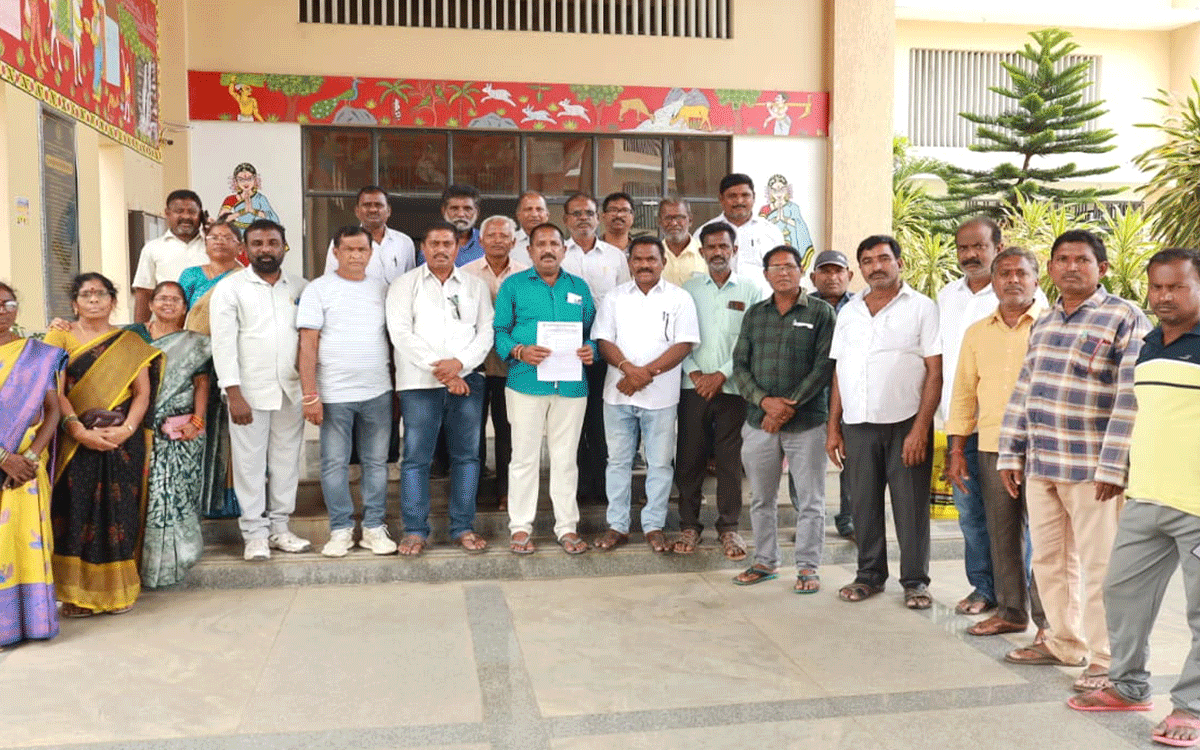 Ration dealers | ఐదు నెలలుగా కమీషన్ రావడం లేదని పెద్దపల్లి కలెక్టరేట్ ఎదుట రేషన్ డీలర్ల నిరసన