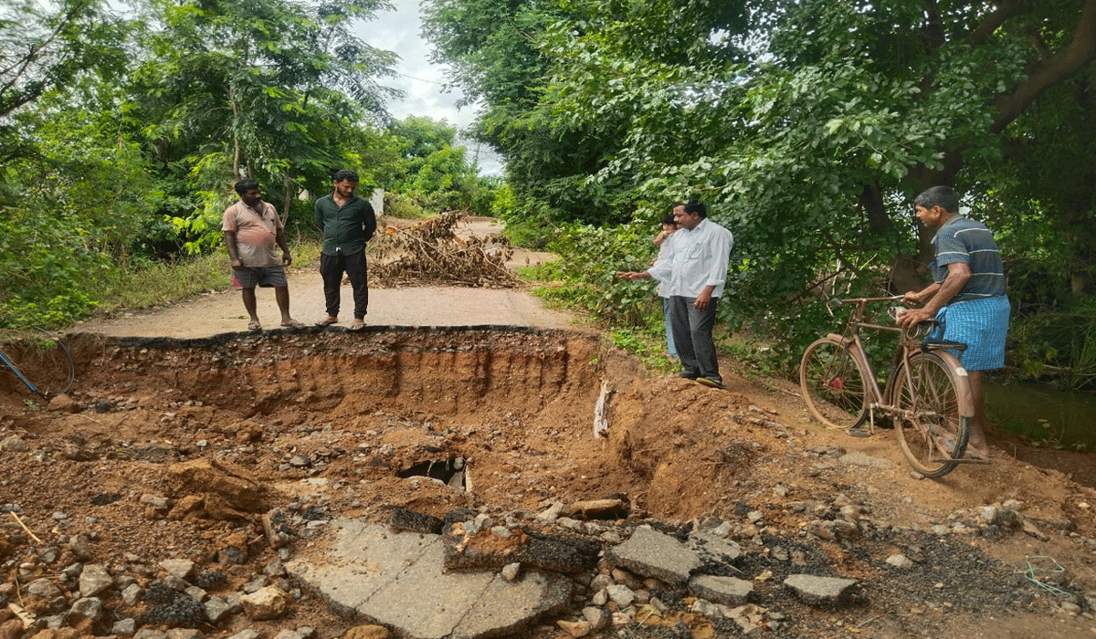 Repair roads | వర్షాలకు దెబ్బతిన్న రోడ్డు మరమ్మతులు చేయించాలని వేడుకోలు