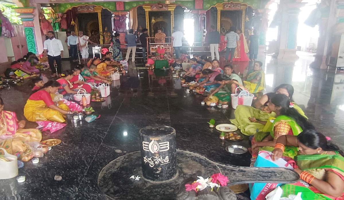 Varalakshmi Vratham | వరలక్ష్మి వ్రతం వేళ.. అన్ని డిమాండే..!..  కొండెక్కిన కొబ్బరి కాయ ధర