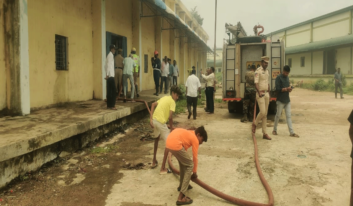 Burning Gunny bags | వ్యవసాయ మార్కెట్‌ గోదాంలో మంటలు.. కాలుతున్న గన్నీ సంచులు