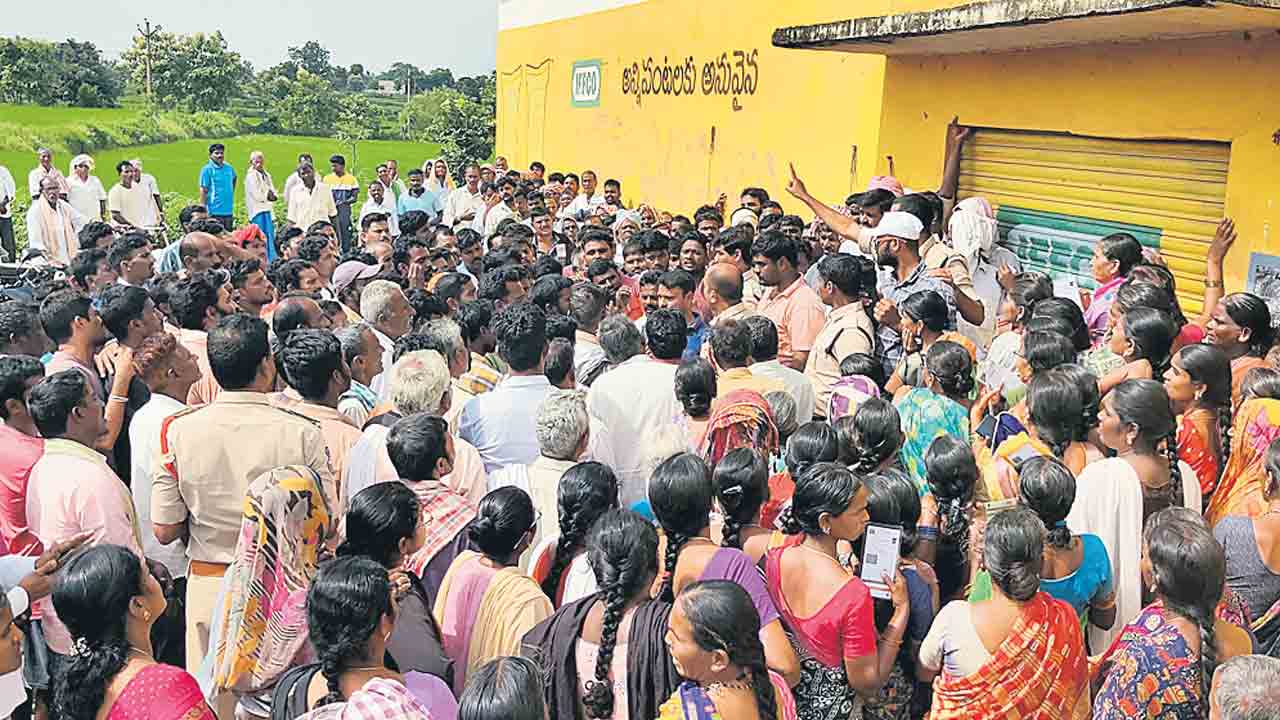 ఎవుసం వదిలి.. ఎరువు పోరు!.. ఆగ్రో కేంద్రాల వద్దే అన్నదాతల తిండి, నిద్ర!