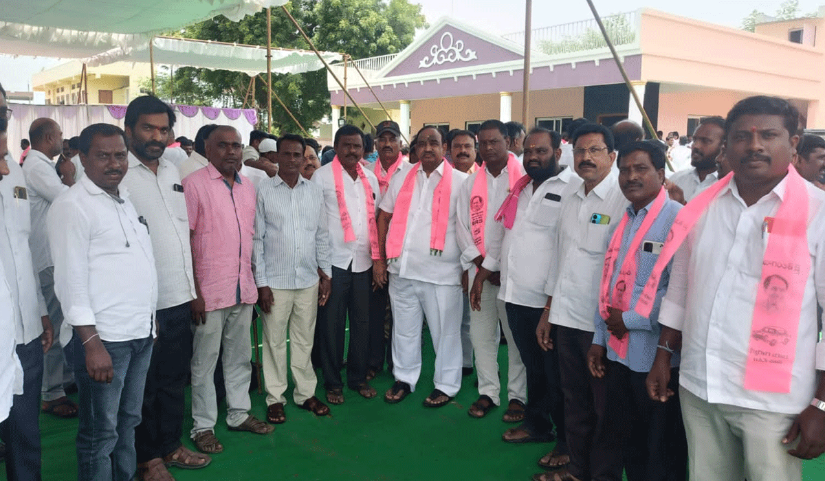KTR Review | కేటీఆర్ సమీక్షకు కరీంనగర్కు తరలిన నాయకులు