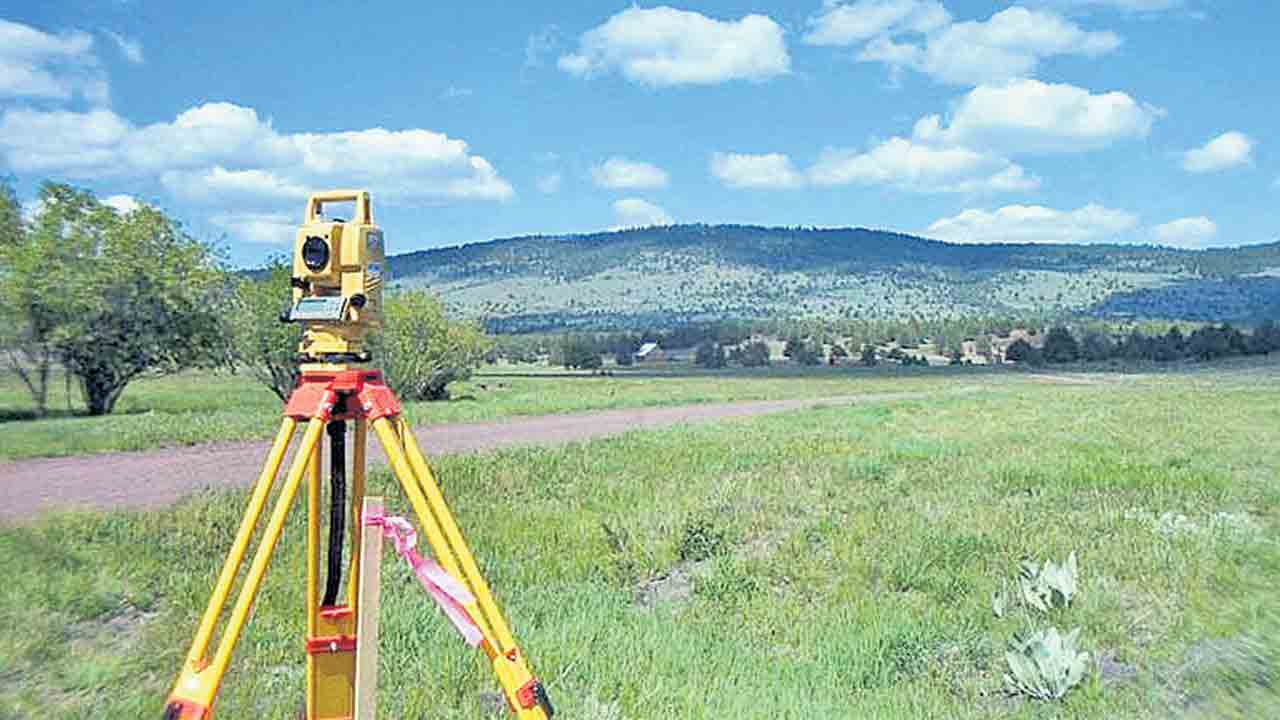 రికార్డుల్లో ఒకరు.. కబ్జాల్లో మరొకరు..!