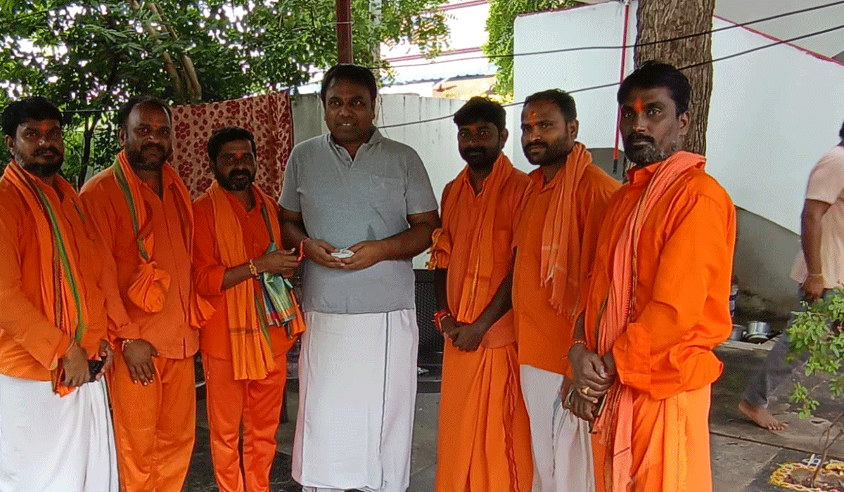 Peddapally | లక్ష్మీనృసింహస్వామి ప్రసాదం స్వీకరించిన టీఎస్ టీఎస్ మాజీ చైర్మన్ డాక్టర్ చిరుమిల్ల