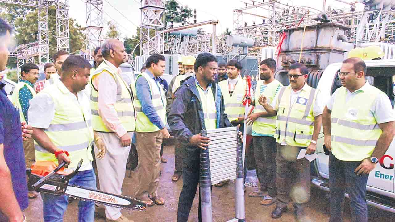 వర్షాలలో విద్యుత్‌ సిబ్బంది అప్రమత్తంగా ఉండాలి