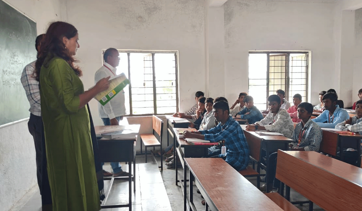 Chigurumamidi | చిగురుమామిడి ప్రభుత్వ జూనియర్‌ కళాశాలను ఆకస్మిక తనిఖీ చేసిన అడిషనల్ కలెక్టర్