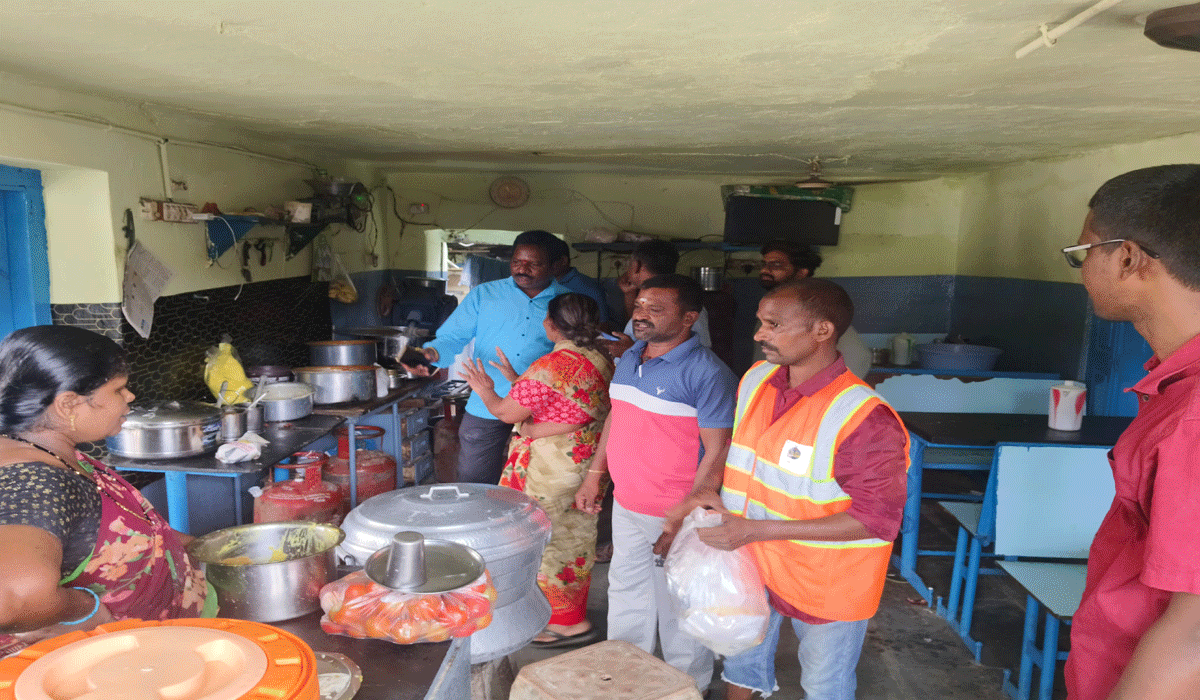 korutla | హోటళ్లు, టిఫిన్ సెంటర్ లపై మున్సిపల్ అధికారుల కొరడా