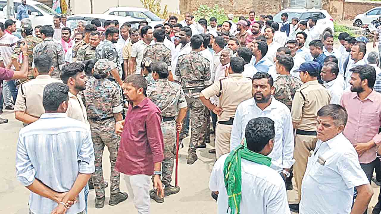 యూరియాపై వేడెక్కిన రాజకీయ సవాళ్లు