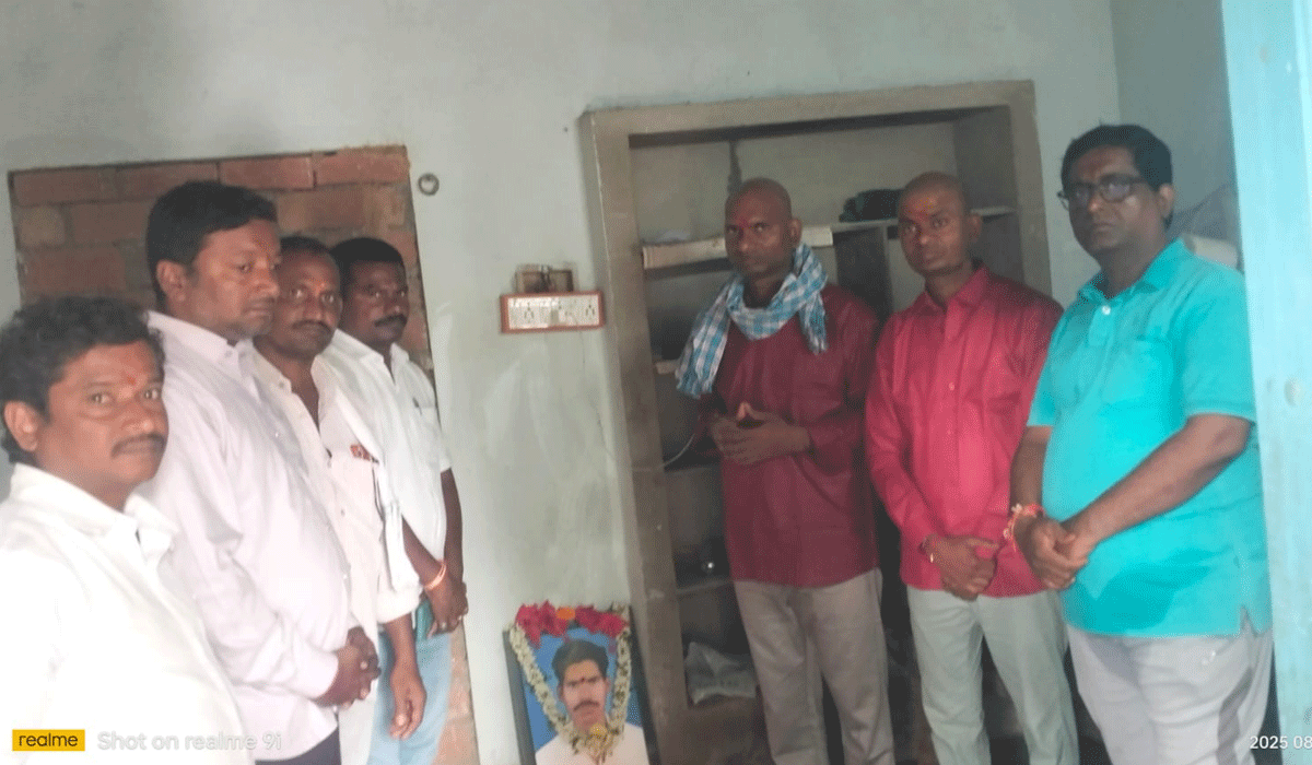 Sagara Sangam | మృతుడి కుటుంబానికి సగర సంఘం జిల్లా కమిటీ పరామర్శ