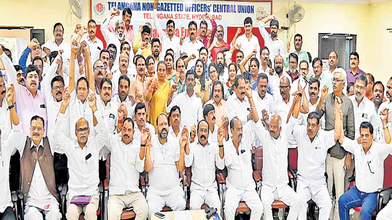 సర్కారుపై ఉద్యోగుల సమరశంఖం