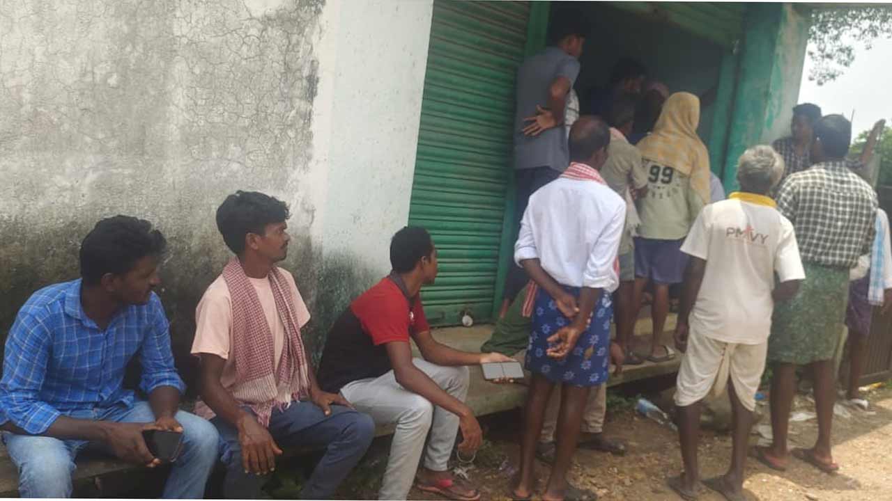 యూరియా కోసం శుక్రవారం తెల్లవారుజామున భద్రాద్రి కొత్తగూడెం జిల్లా దుమ్ముగూడెం మండలం నర్సాపురం సహకార సంఘం గోడౌన్‌ వద్దకు చేరుకున్న రైతులు