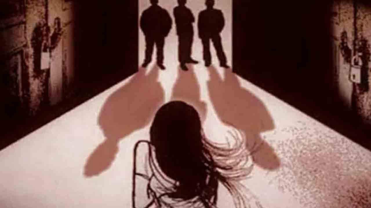 మందు కలిపిన కూల్‌ డ్రింక్‌ ఇచ్చి.. ఆదివాసీ బాలికపై గ్యాంగ్‌ రేప్‌