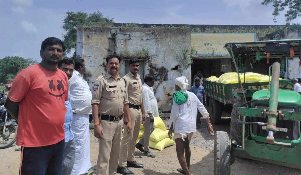 Urea distribution | పోలీసుల పహారాలో యూరియా పంపిణీ.. ఐలాపూర్లో బస్తా యూరియా కోసం రైతుల నిరీక్షణ