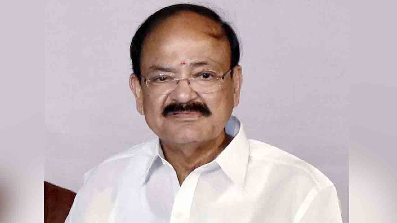 ప్రజాప్రతినిధులు హుందాగా వ్యవహరించాలి