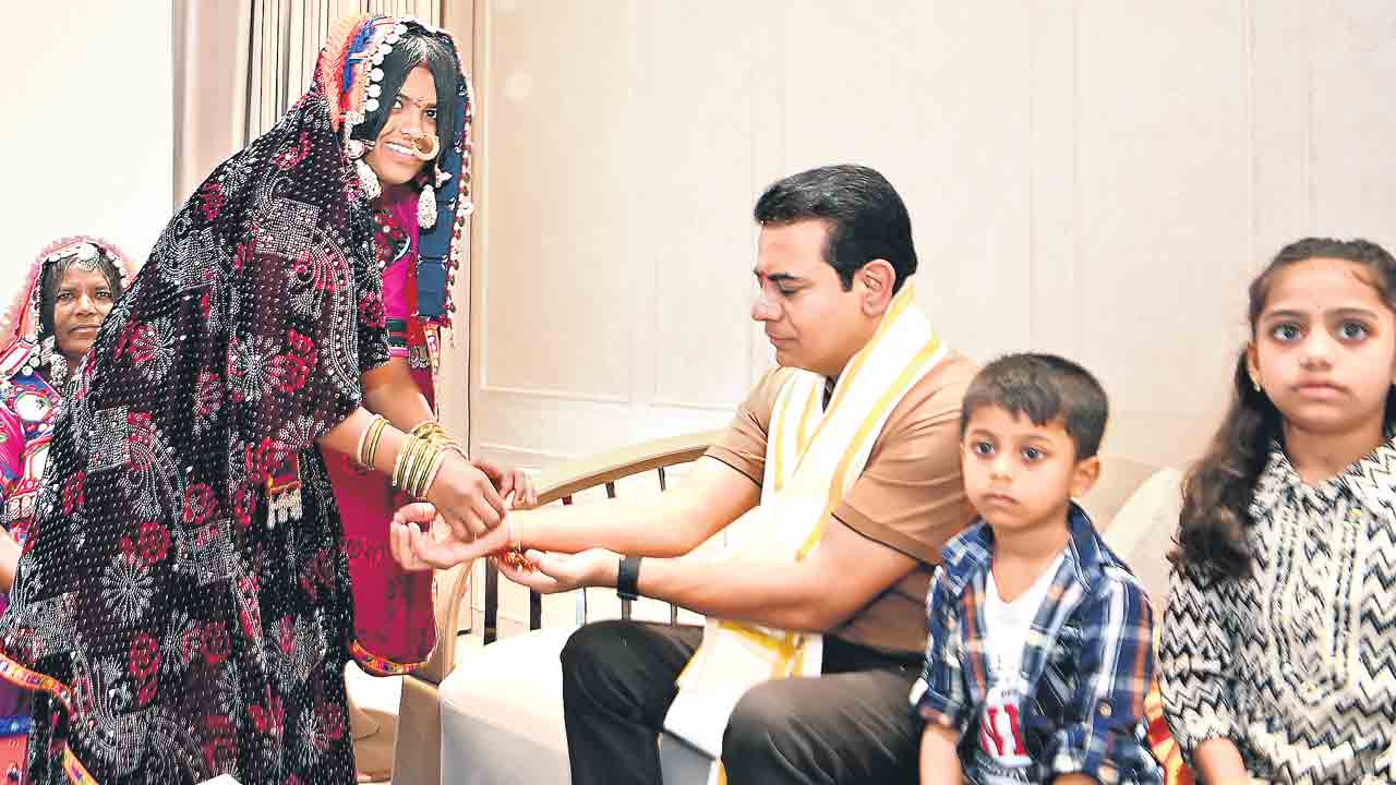 కేటీఆర్‌కు రాఖీ కట్టిన లగచర్ల జ్యోతి