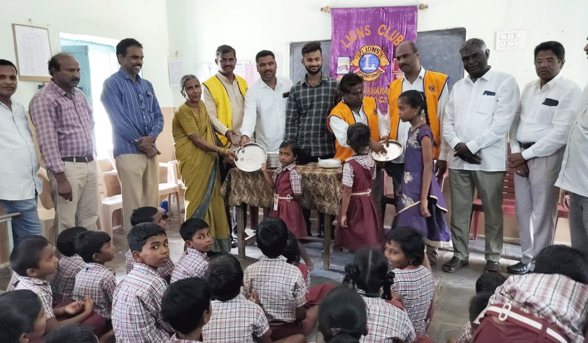 Distribution of plates | అయితరాజ్పల్లి విద్యార్థులకు లయన్స్క్లబ్ ఆధ్వర్యంలో ప్లేట్ల వితరణ