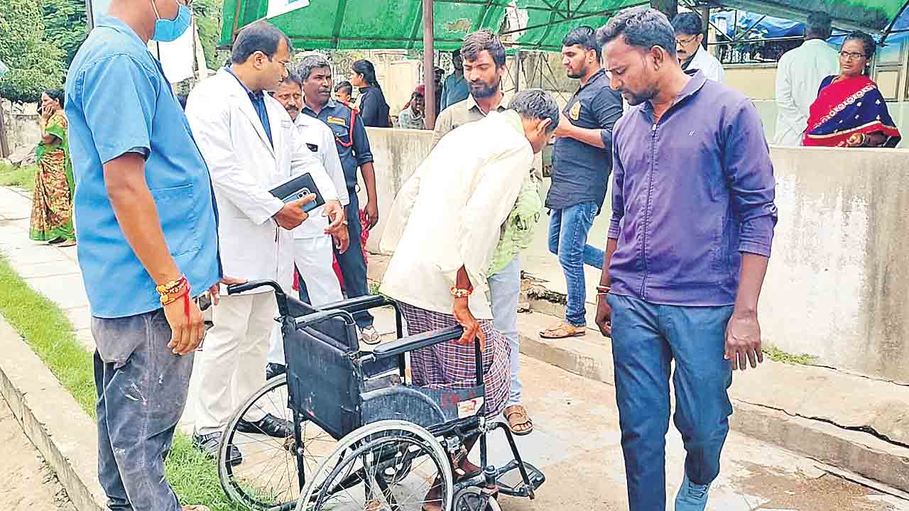 వైద్యం కోసం మూడు రోజులుగా పడిగాపులు