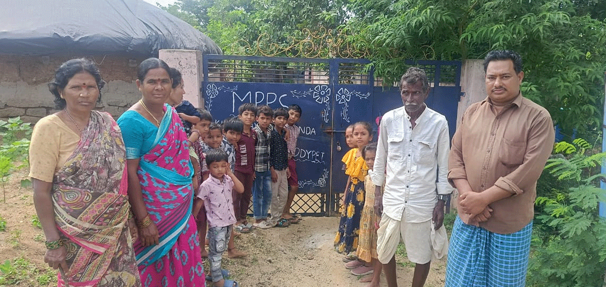 school and protest | మరో టీచర్‌ను నియమించాలని తండావాసుల ఆగ్రహం.. బడికి తాళం వేసి నిరసన