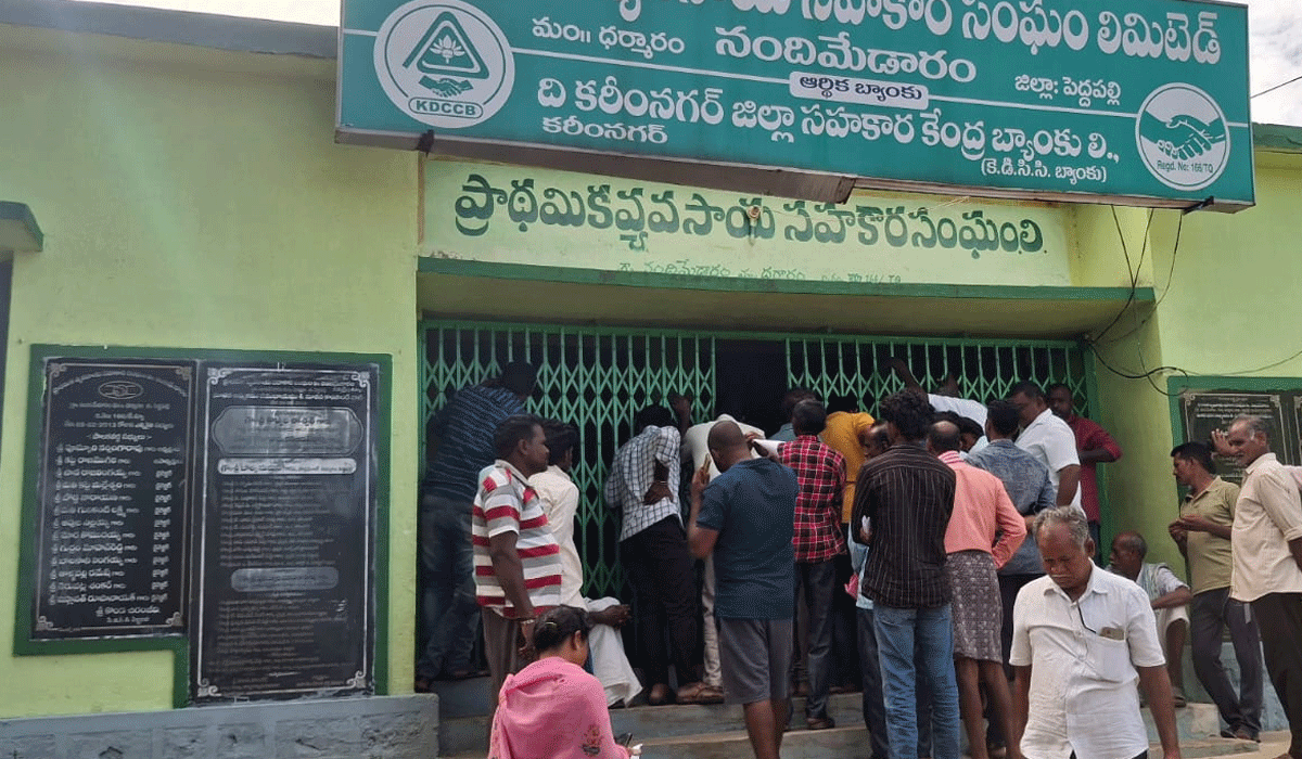 Dharmaram | ధర్మారంలో యూరియా కోసం రైతుల పడిగాపులు