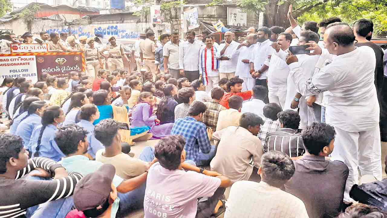 కాంట్రాక్టర్లకు పైసలిస్తరు.. ఫీజులు చెల్లించలేరా!