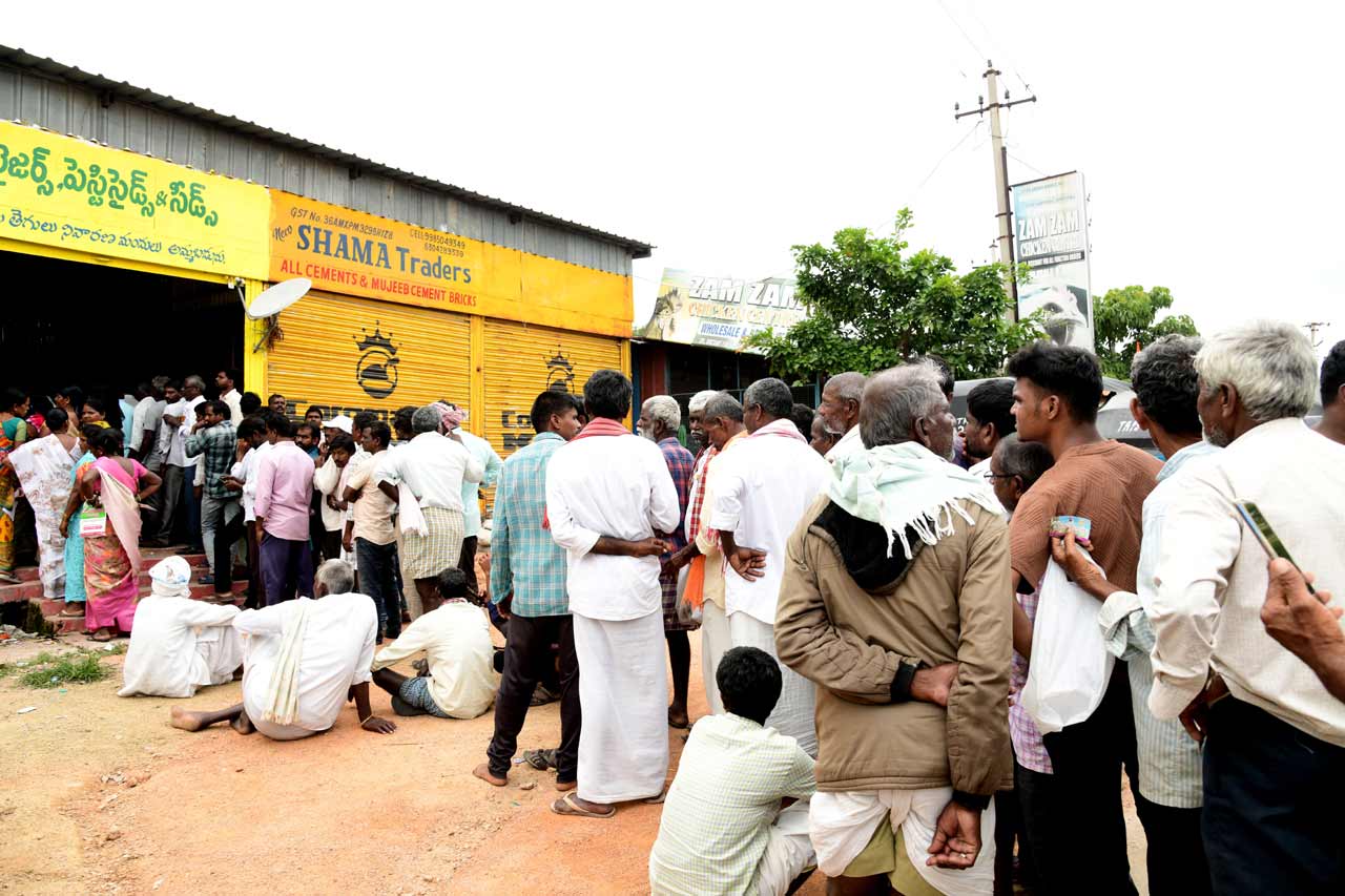 మహబూబ్‌నగర్‌లోని మోతీనగర్‌లో క్యూలైనులో నిలబడి ఆలసిపోయిన రైతులు తమ వంతు వచ్చే వరకు కూర్చొన్న దృశ్యం