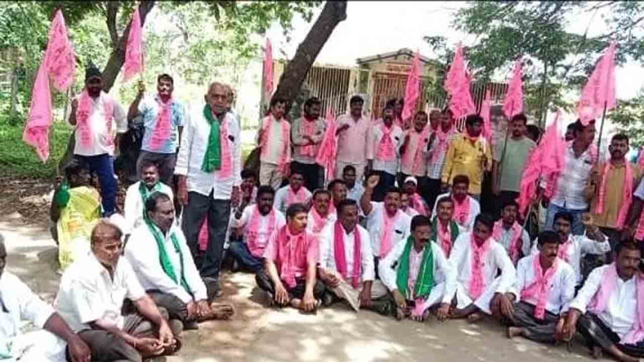 చేతకాకసోతే దిగిపోండి..