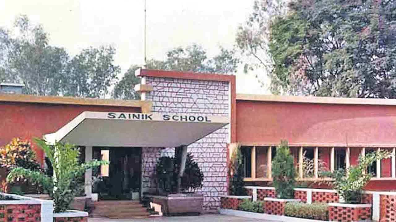 సైనిక్‌ స్కూల్‌ ఆగమాగం!