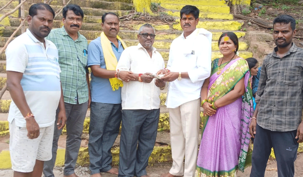 Velala Mallanna temple  | వేలాల మల్లన్న ఆలయ అభివృద్ధికి మాజీ ఎంపీపీ విరాళం అందజేత