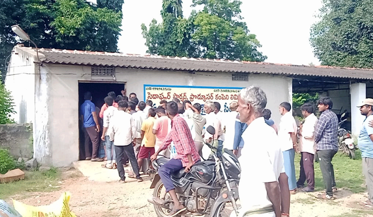 UREA | సైదాపూర్‌లో యూరియా కోసం రైతుల పాట్లు