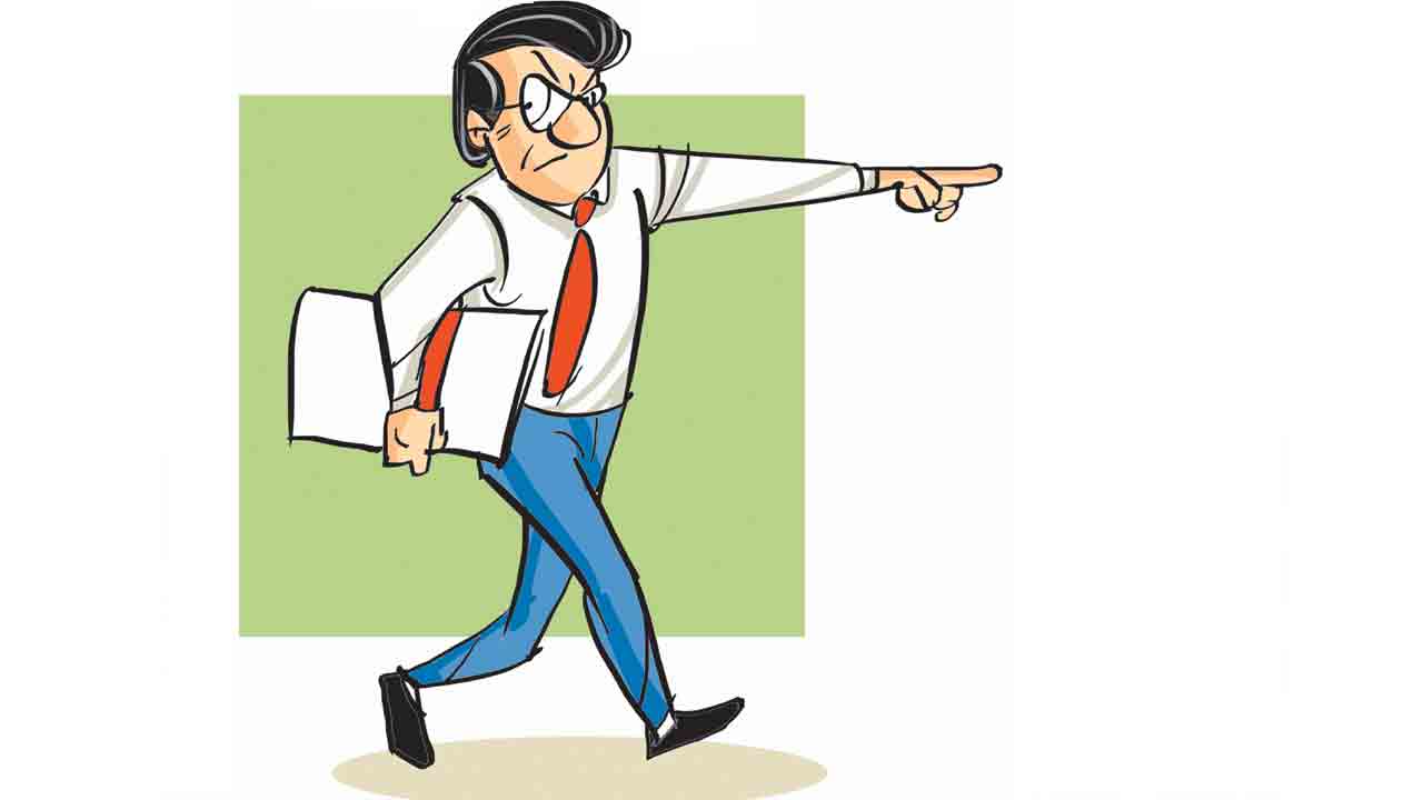 అధికారుల మధ్య కోల్డ్‌ వార్‌!