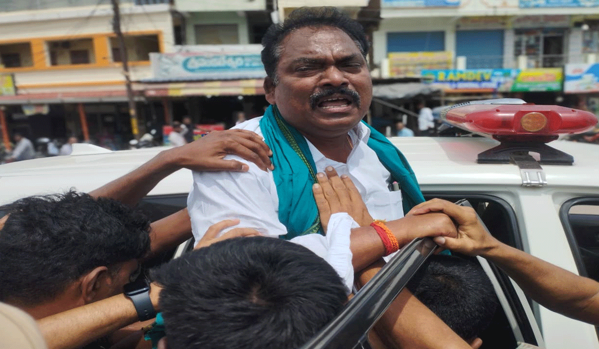 Former MLA Ravi Shankar | మధురానగర్ చౌరస్తాలో ఉద్రిక్తత.. యూరియా కొరత తీర్చాలంటూ నిరసన చేసేందుకు వచ్చిన మాజీ ఎమ్మెల్యే రవిశంకర్ ను అరెస్ట్ చేసిన పోలీసులు