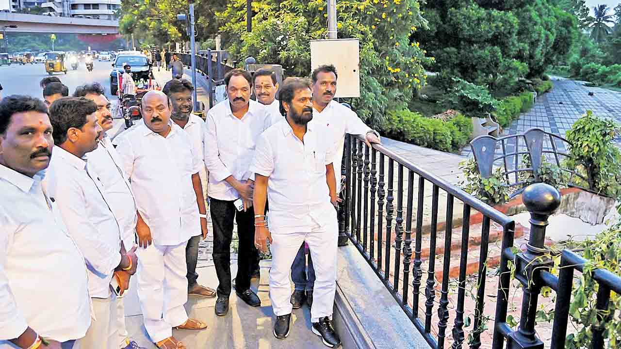 ట్యాంక్బండ్పై పాపన్నగౌడ్ విగ్రహాన్ని నెలకొల్పాలి