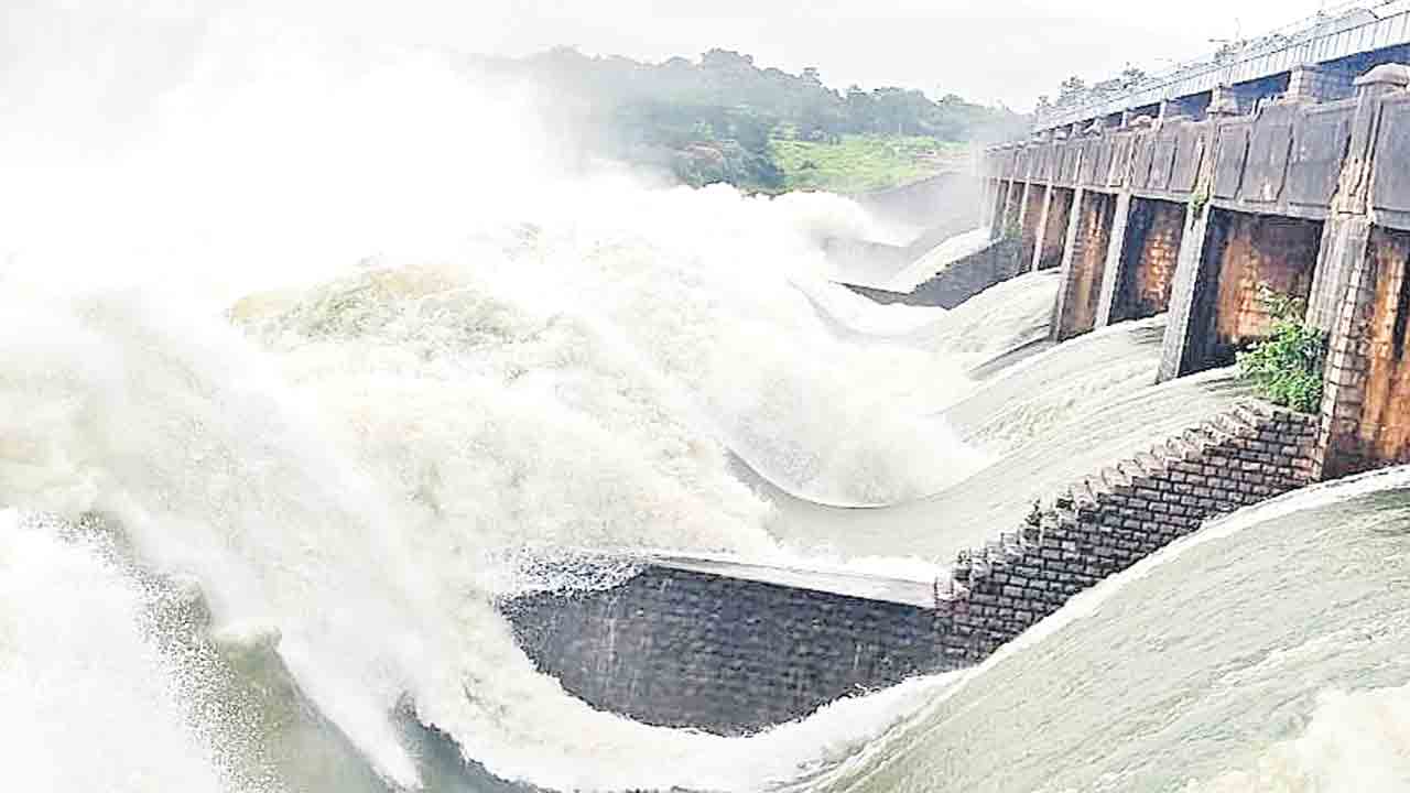 జనజీవనం.. అస్తవ్యస్తం