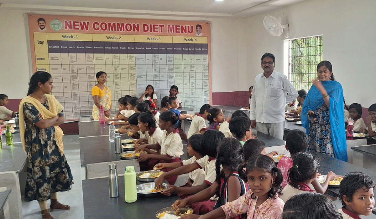 Clean meals | విద్యార్థినులకు పరిశుభ్రమైన భోజనాన్ని అందించాలి.. జిల్లా పంచాయతీ అధికారి వీర బుచ్చయ్య