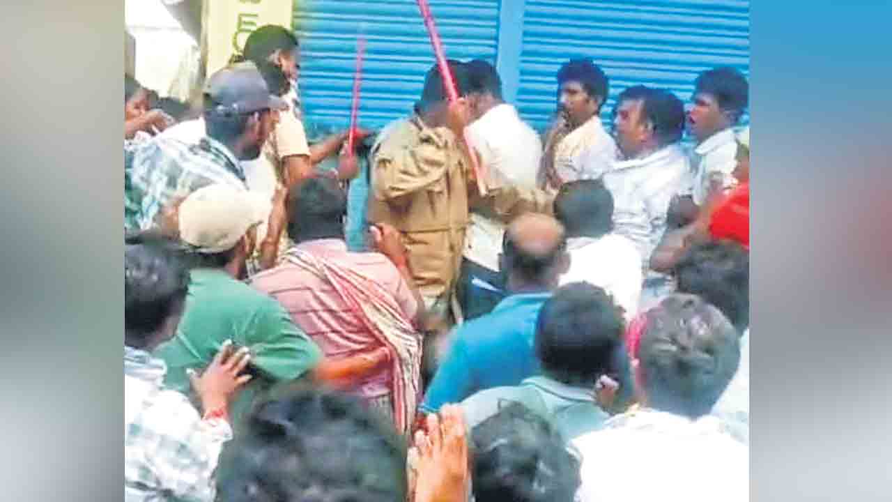 యూరియా అడిగిన రైతులపై లాఠీచార్జ్జి!