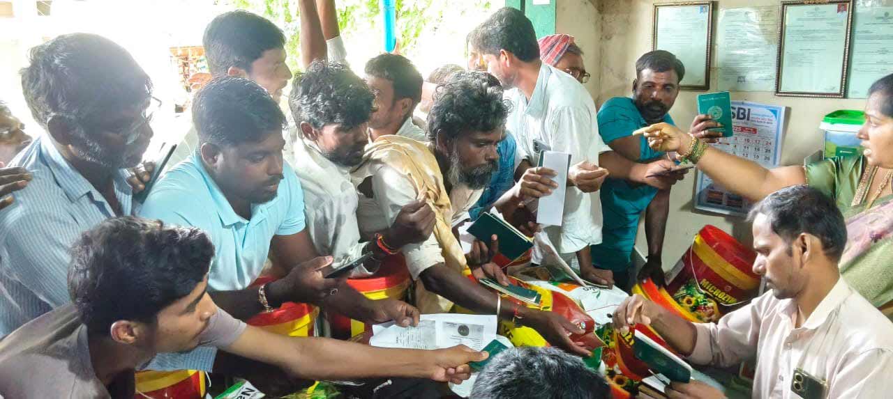 సంగారెడ్డిలోని చౌటకూరులో ఎరువుల కోసం పాస్‌బుక్‌ను అధికారికి చూపిస్తున్న రైతులు