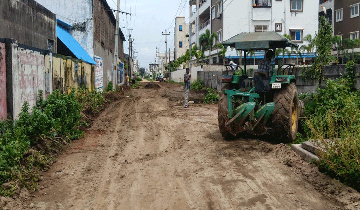 Road construction | చందాలు వేసి.. రోడ్డు నిర్మాణం.. మున్సిపల్ అధికారులకు చెప్పి అలసిపోయిన కాలనీవాసులు