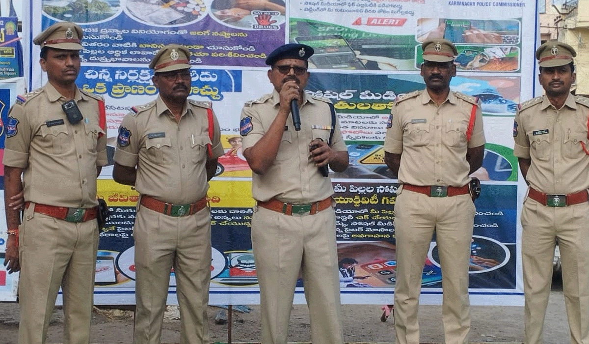 cordon search | కరీంనగర్ రూరల్ ఏసీపీ వెంకటస్వామి ఆధ్వర్యంలో మధురానగర్ లో కార్డెన్ సెర్చ్.. పత్రాలు సరిగా లేని వాహనాలను సీజ్ చేసిన పోలీసులు