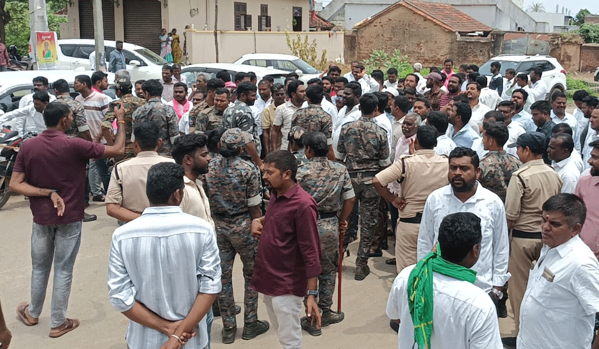 Politics heat | కోరుట్లలో యూరియా కోసం వేడెక్కిన రాజకీయం.. పంపిణీ విషయంలో సవాళ్లు విసురుకున్నబీఆర్ఎస్, కాంగ్రెస్ నేతలు