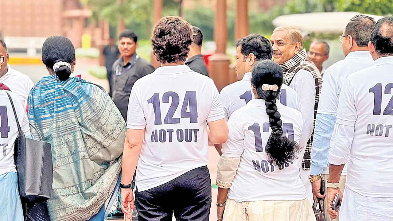 124 ఏండ్ల ఓటర్‌ ఫొటోతో విపక్షాల నిరసన