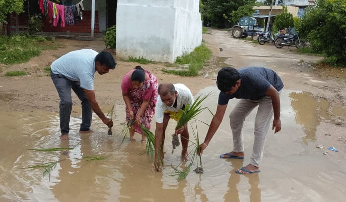 Saidapur | సోమారంలో రోడ్డంతా బురదమయం.. నాటు వేసి నిరసన తెలిపిన గ్రామస్తులు