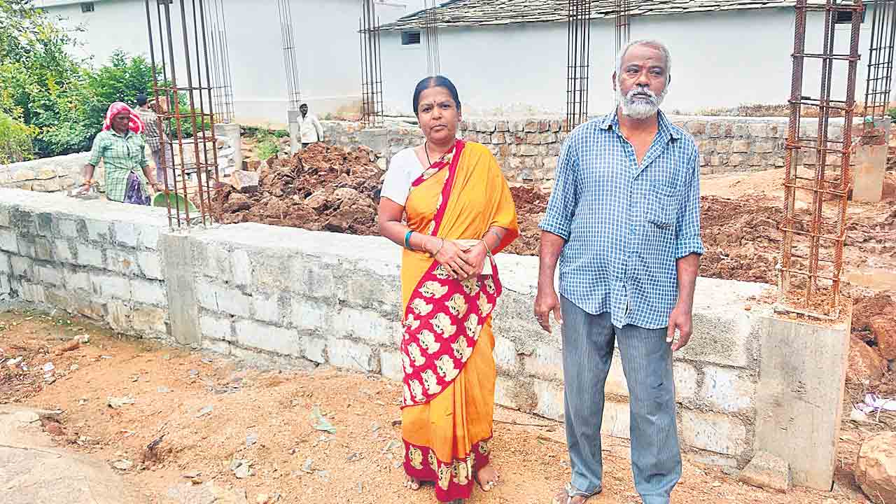 కాంగ్రెస్‌ నేతల నుంచి స్థలాన్ని కాపాడండి