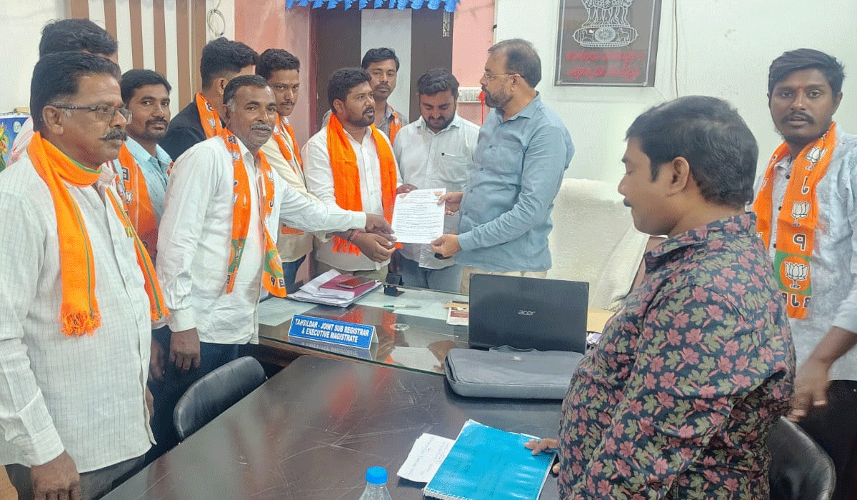 UREA | రైతులకు సరిపడా యూరియాను అందుబాటులోకి తీసుకురావాలి.. తహసీల్దార్ కు వినతి పత్రం అందజేసిన బీజేపీ నాయకులు