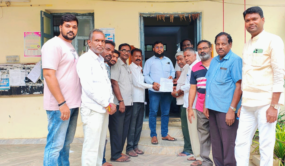 Ration dealers | రేషన్ డీలర్లకు బకాయి పడ్డ కమిషన్ చెల్లించాలని ఆర్డీవోకు వినతి